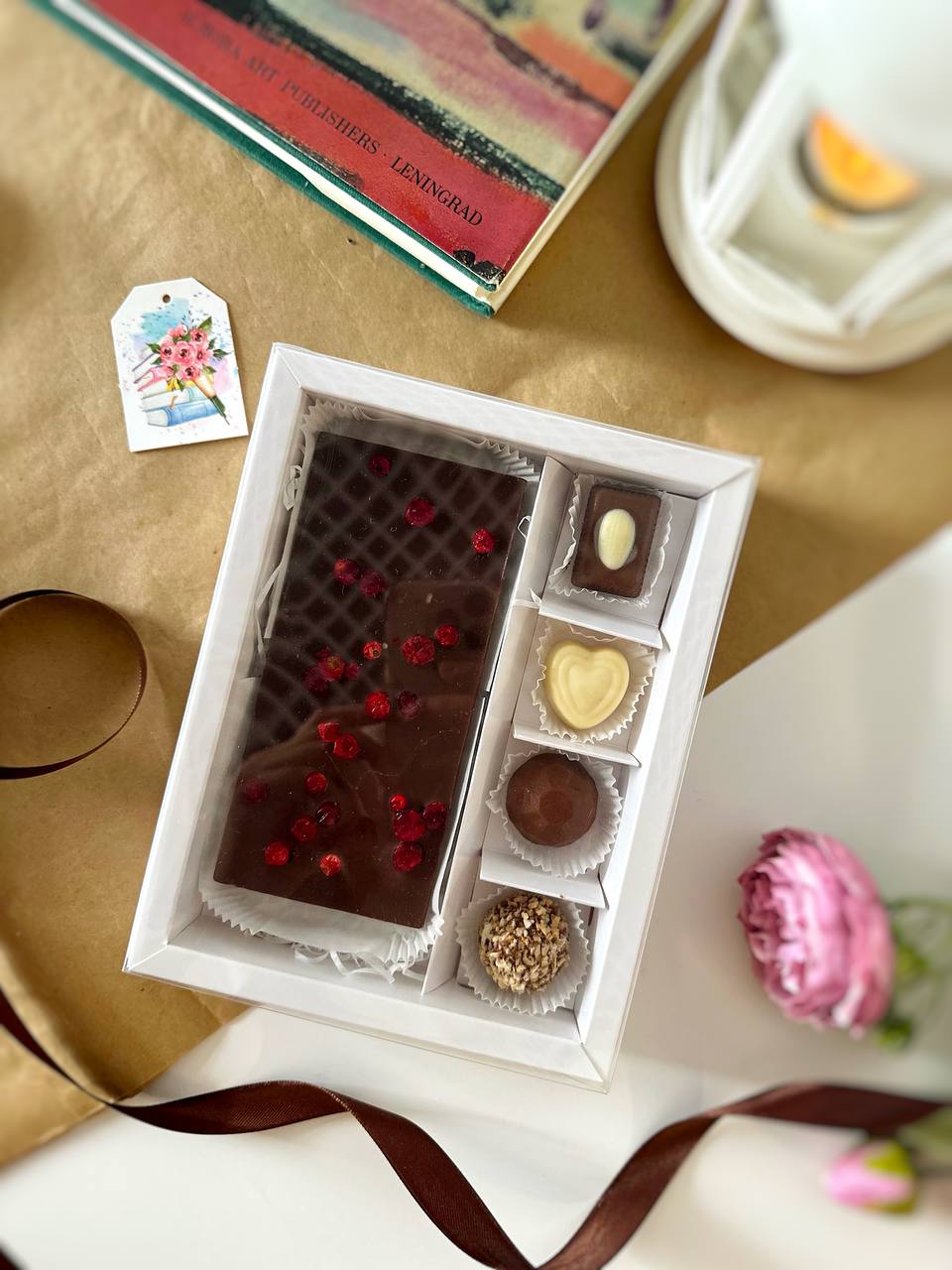 КУ-00766 Осень 2024_3 Коробка с прозрачной крышкой 4 конфеты и плитку шоколада, белый — изображение 3